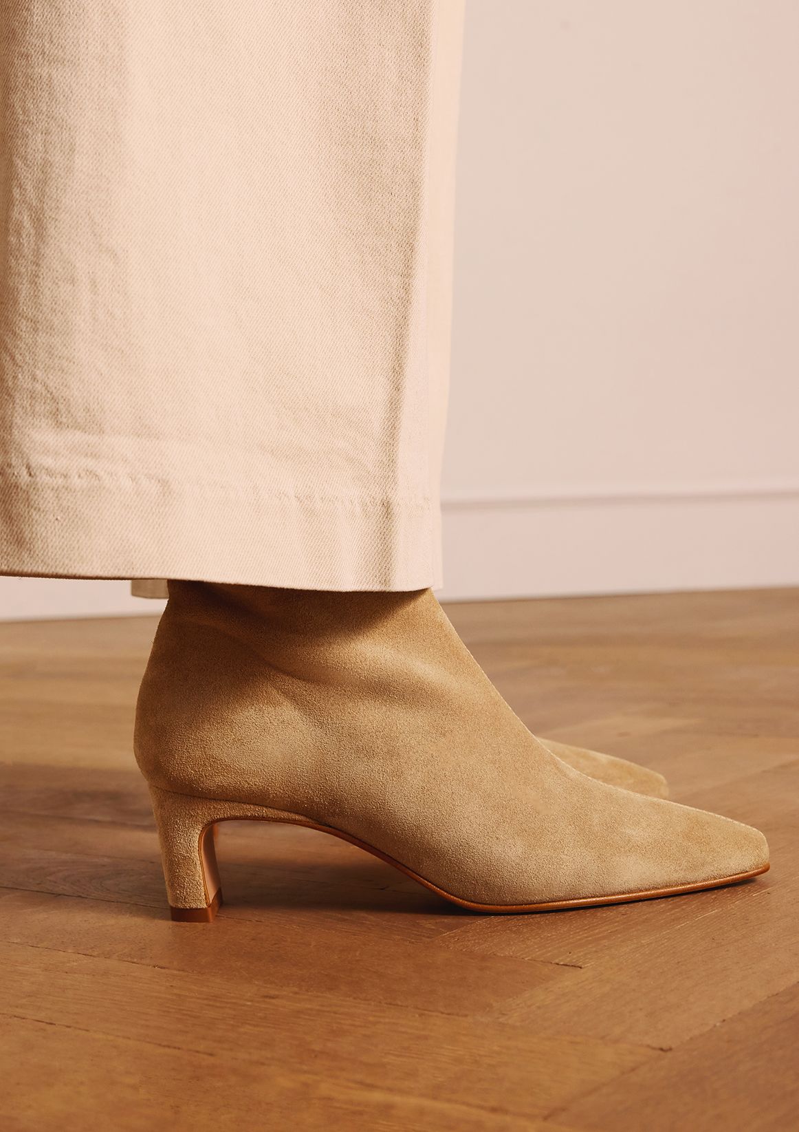 Beige suède enkellaarsjes met hak