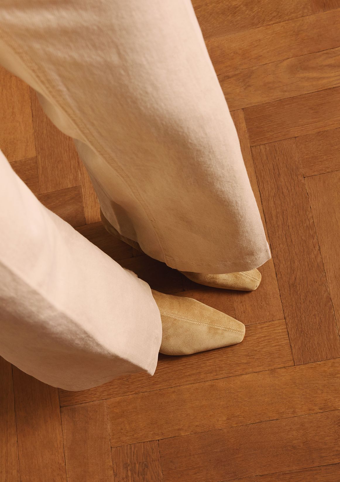 Beigefarbene Veloursleder-Stiefeletten mit Absatz