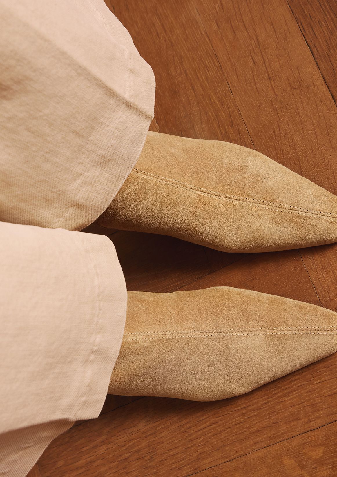 Beigefarbene Veloursleder-Stiefeletten mit Absatz