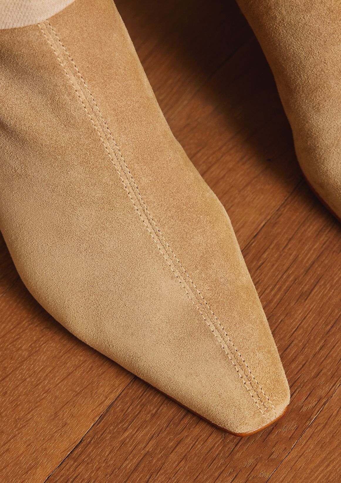 Beigefarbene Veloursleder-Stiefeletten mit Absatz