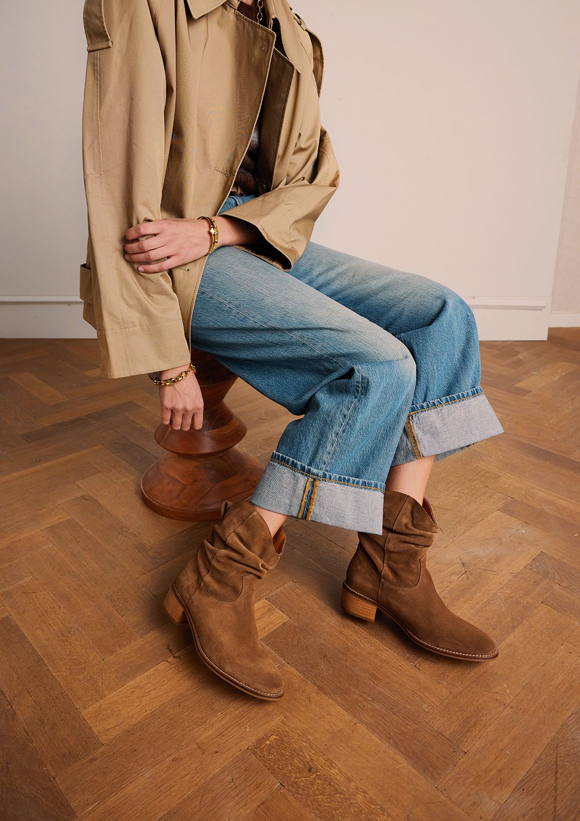 Beigefarbene Veloursleder-Stiefeletten mit Absatz