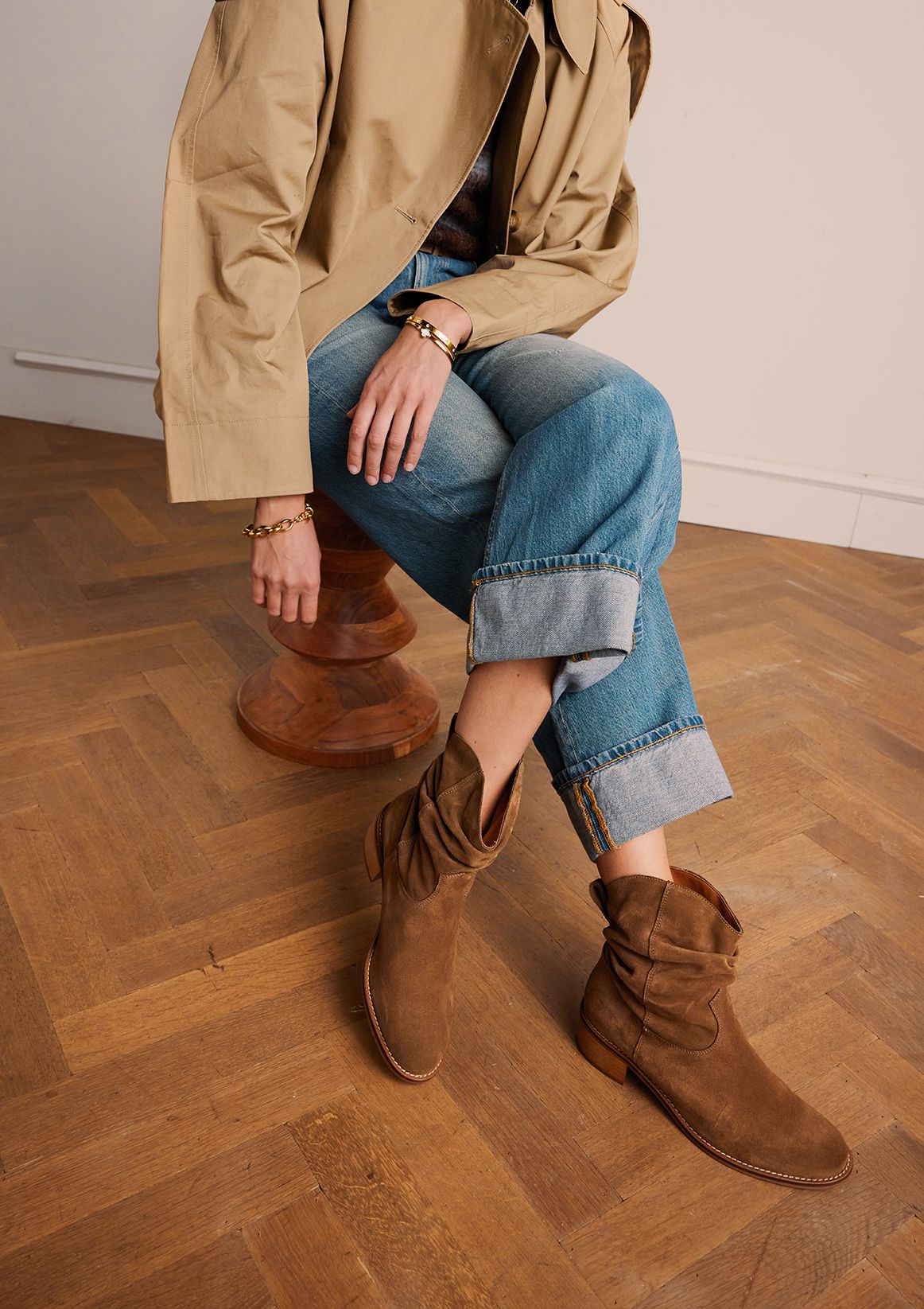 Beigefarbene Veloursleder-Stiefeletten mit Absatz