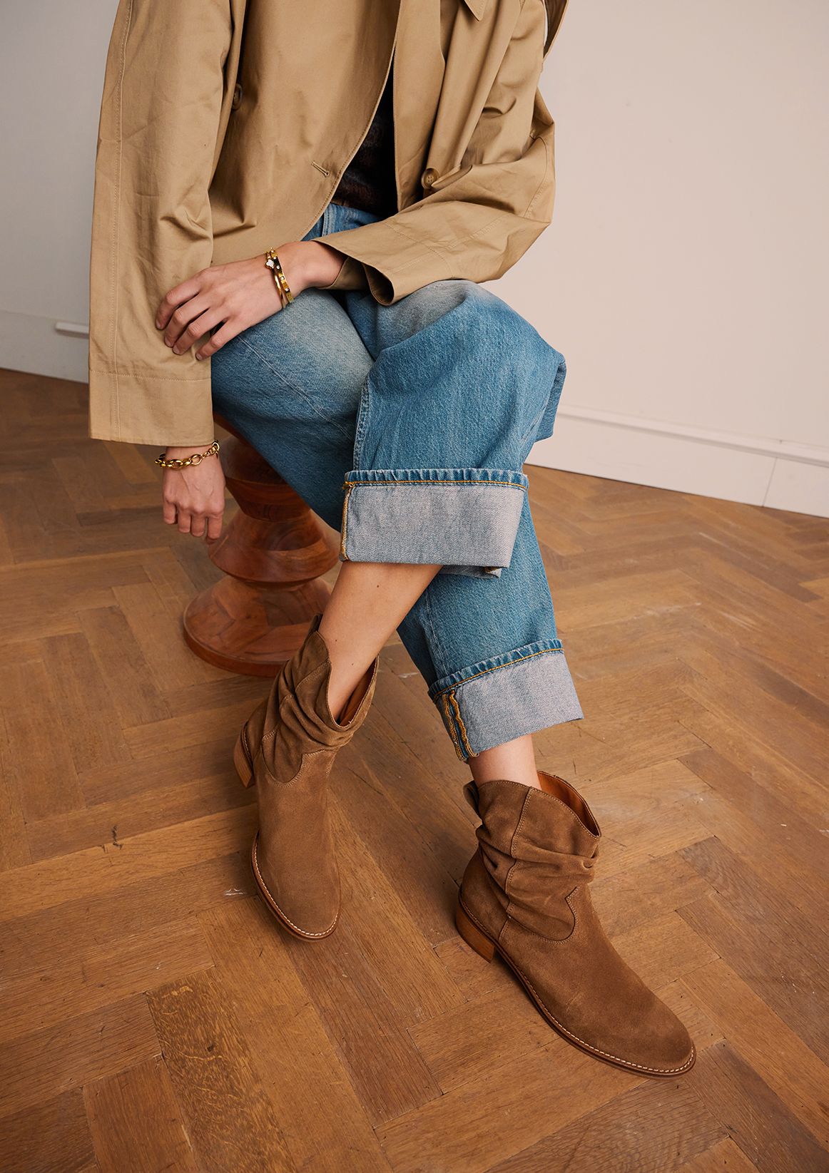 Beigefarbene Veloursleder-Stiefeletten mit Absatz