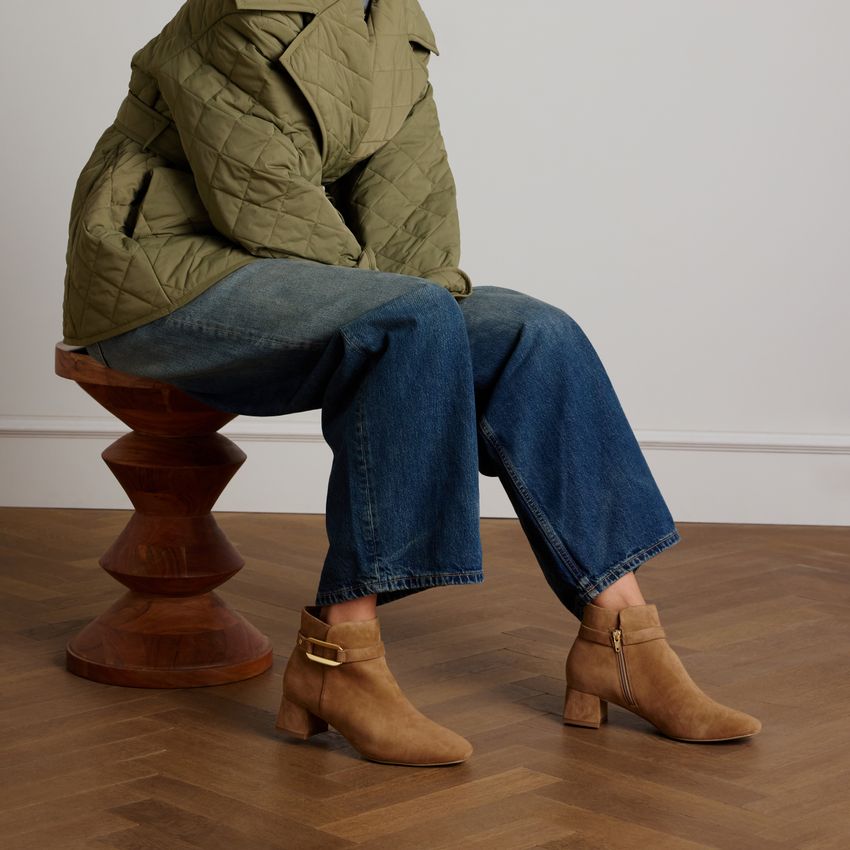 Beige suède enkellaarsjes met hak