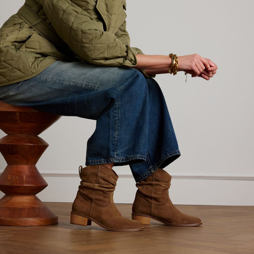 Beige suède enkellaarsjes