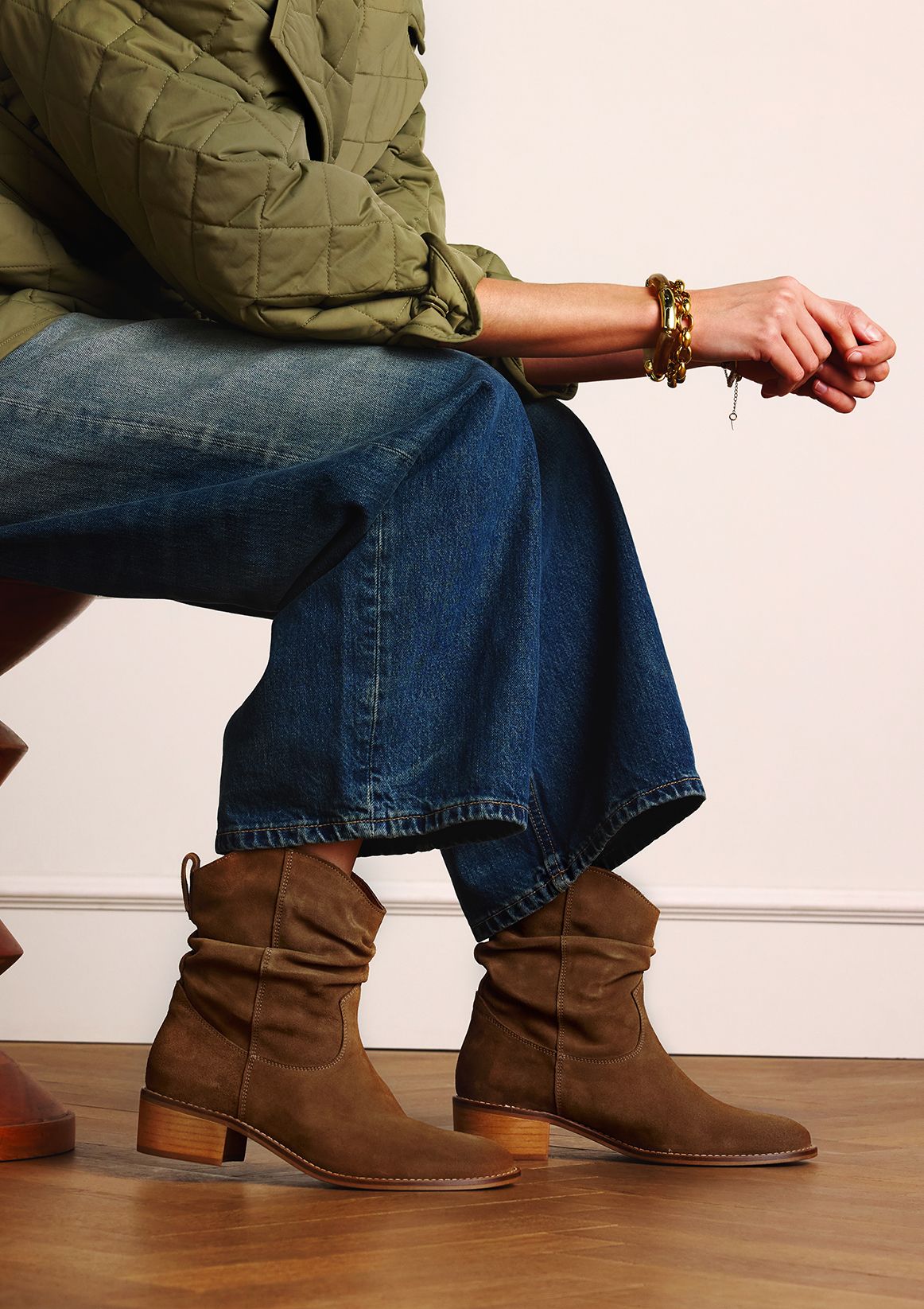 Beigefarbene Veloursleder-Stiefeletten