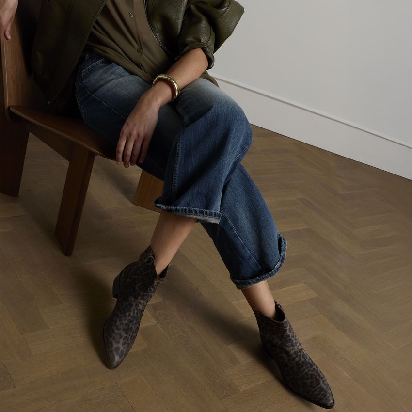 Veloursleder-Stiefeletten mit Leoprint