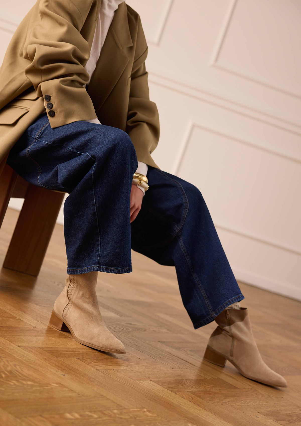 Beige suède enkellaarsjes met hak