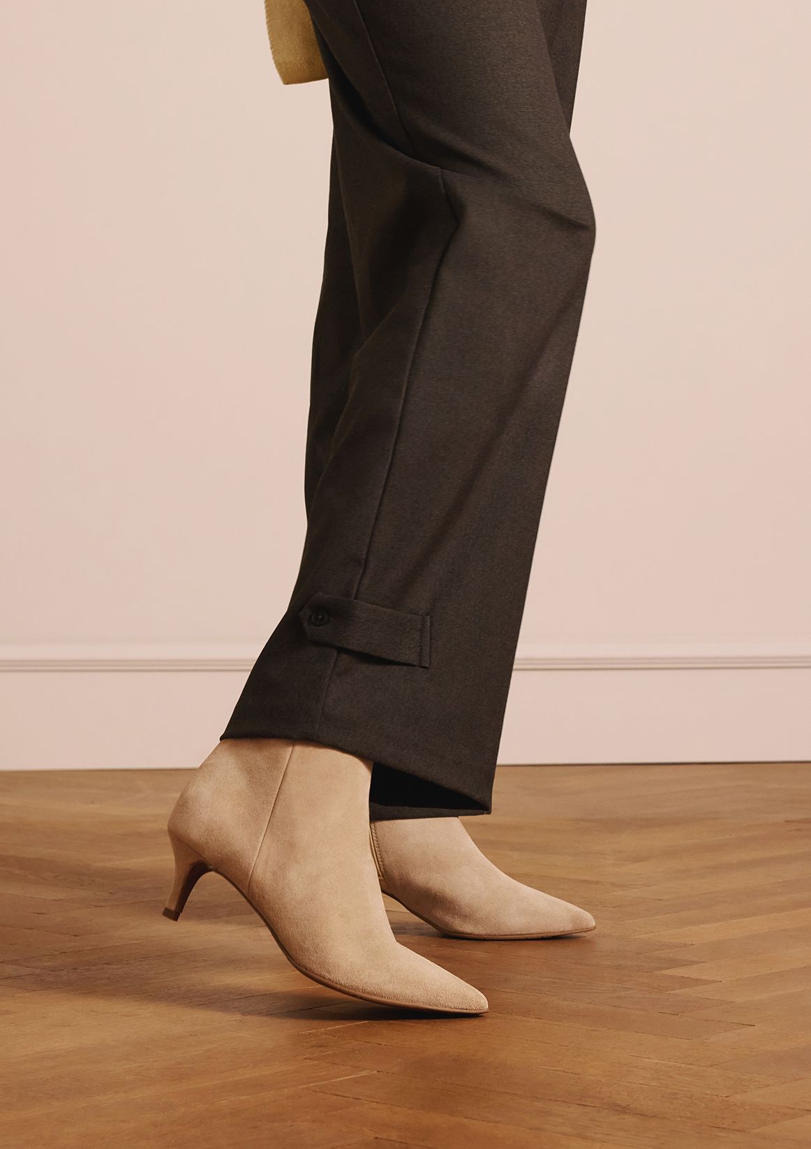 Beige suède enkellaarsjes met hak