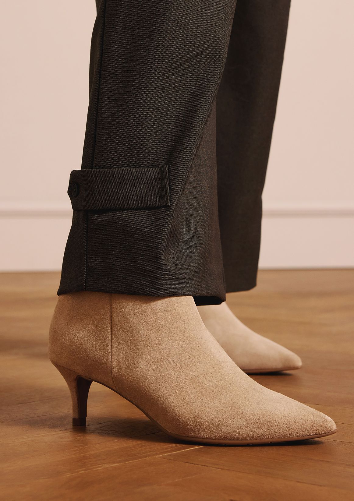 Beige suède enkellaarsjes met hak