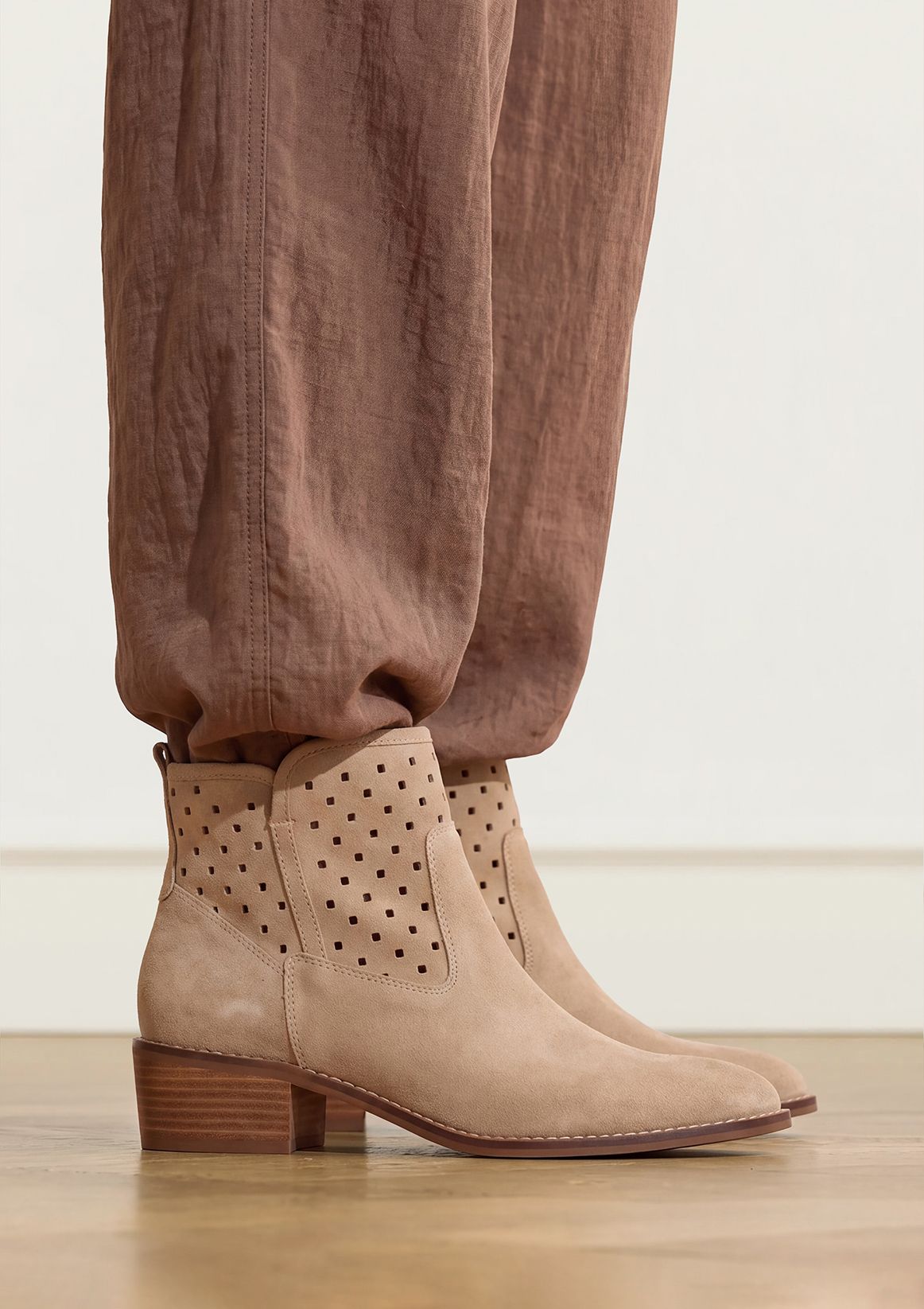 Beigefarbene Veloursleder-Stiefeletten