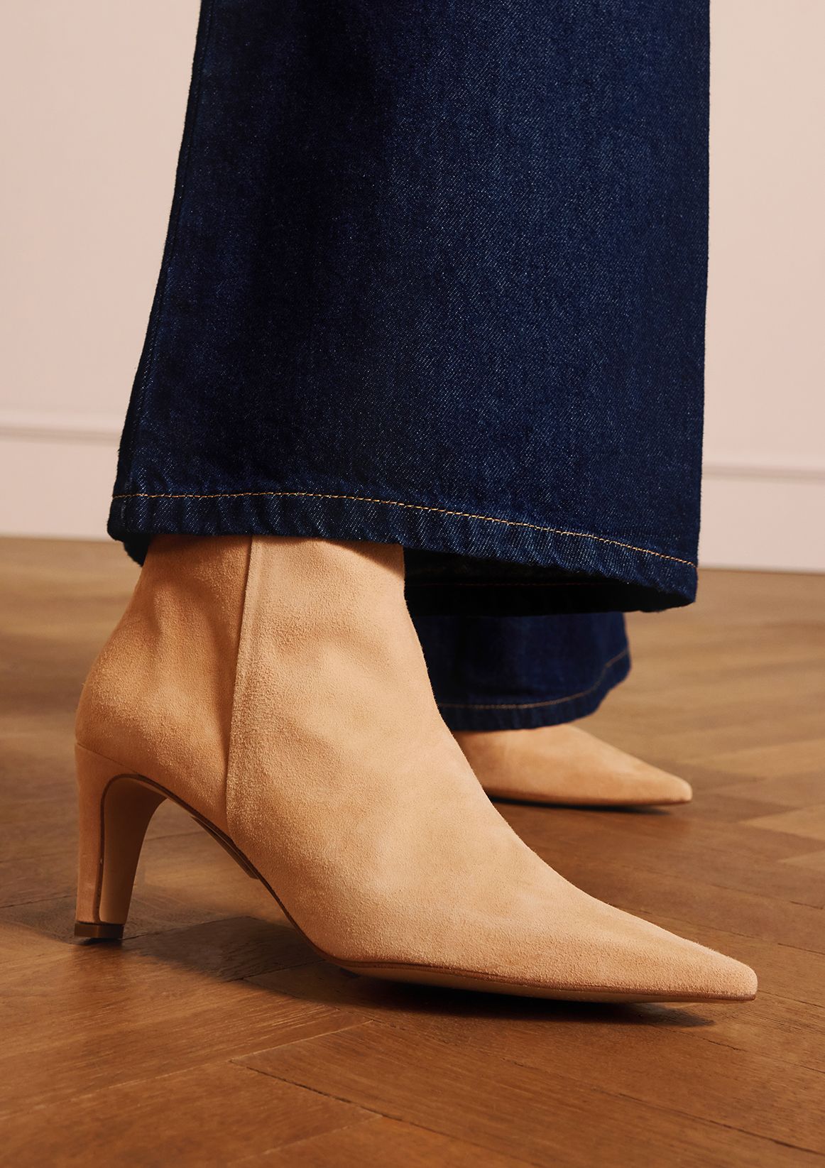 Beige suède enkellaarsjes met hak