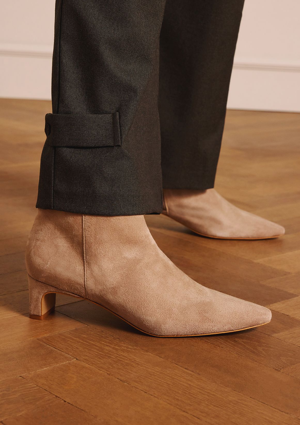 Beige suède enkellaarsjes met hak
