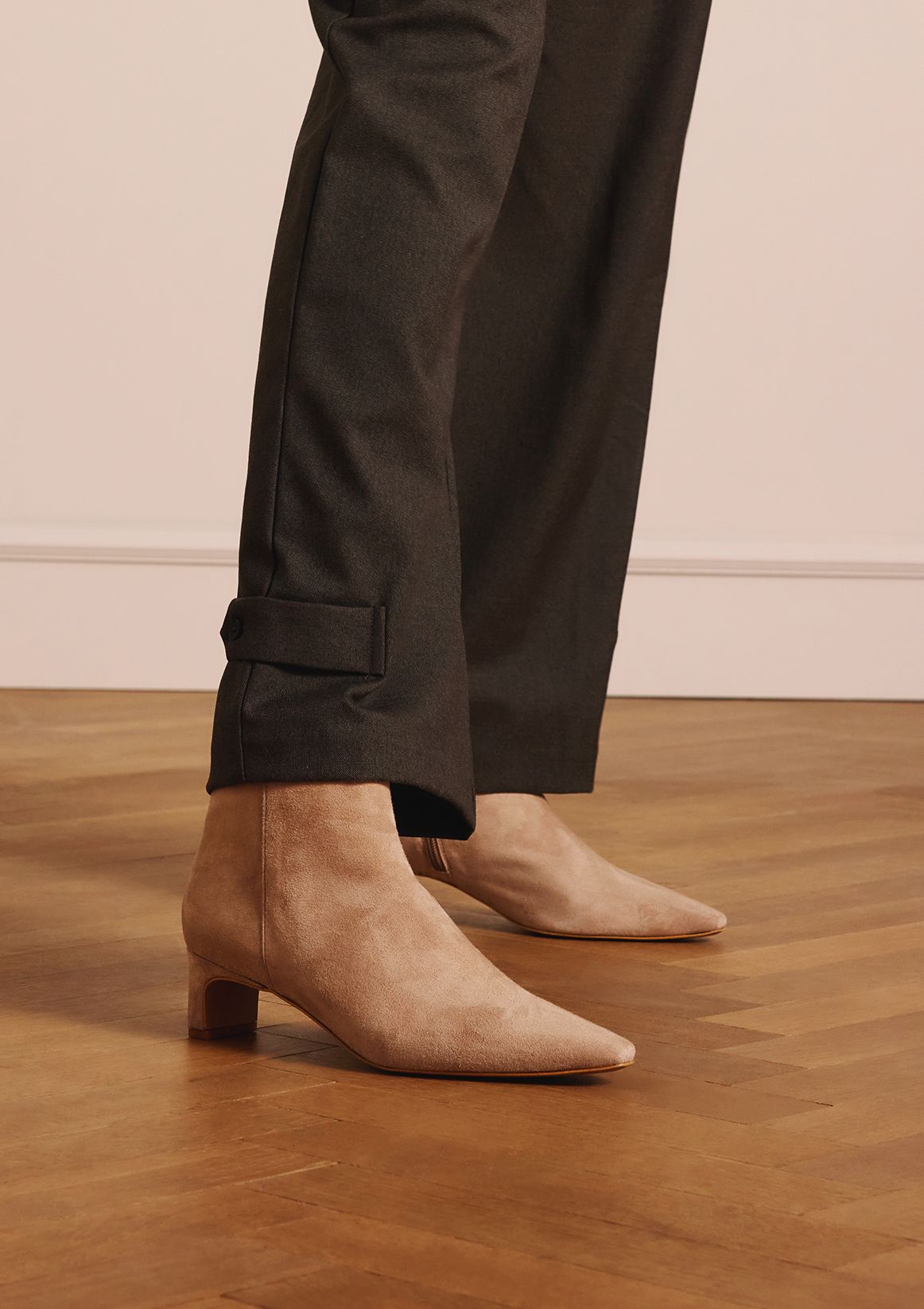 Beige suède enkellaarsjes met hak