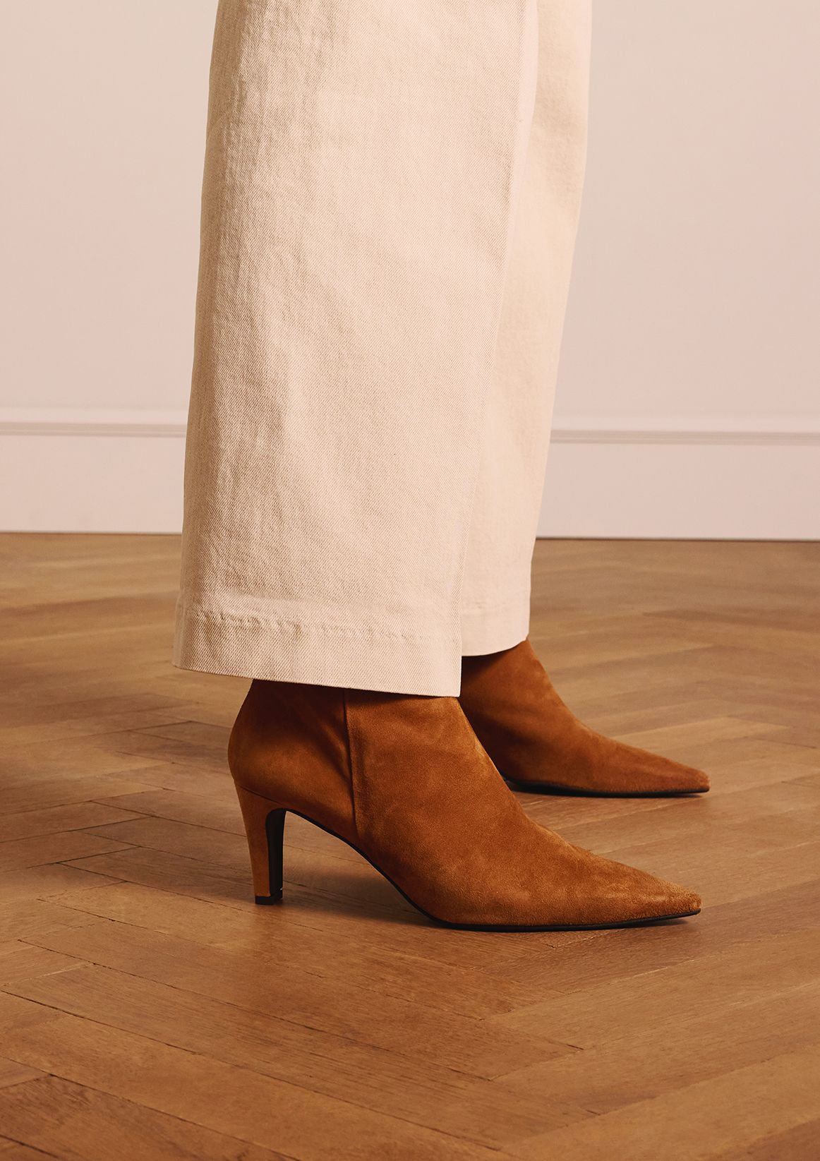 Beige suède enkellaarsjes met hak