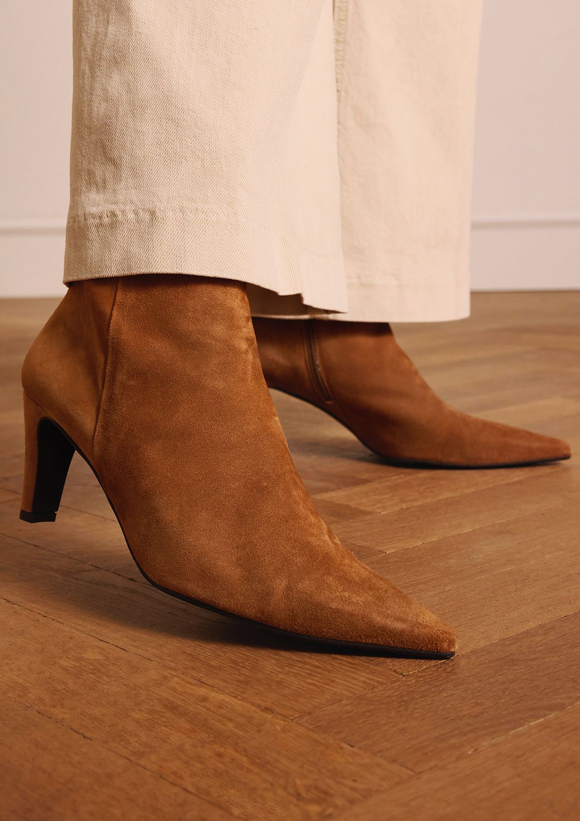 Beige suède enkellaarsjes met hak