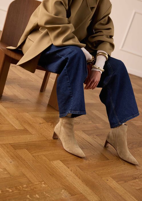 Beigefarbene Veloursleder-Stiefeletten mit Absatz