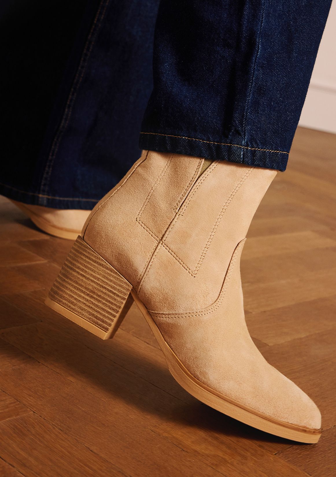 Beige suède enkellaarsjes met hak