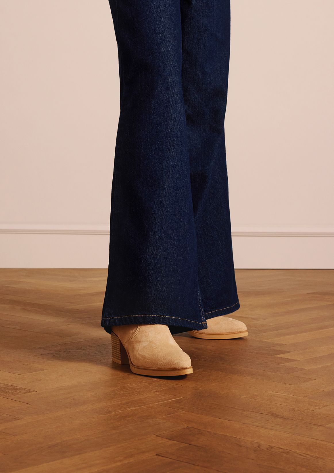 Beigefarbene Veloursleder-Stiefeletten mit Absatz
