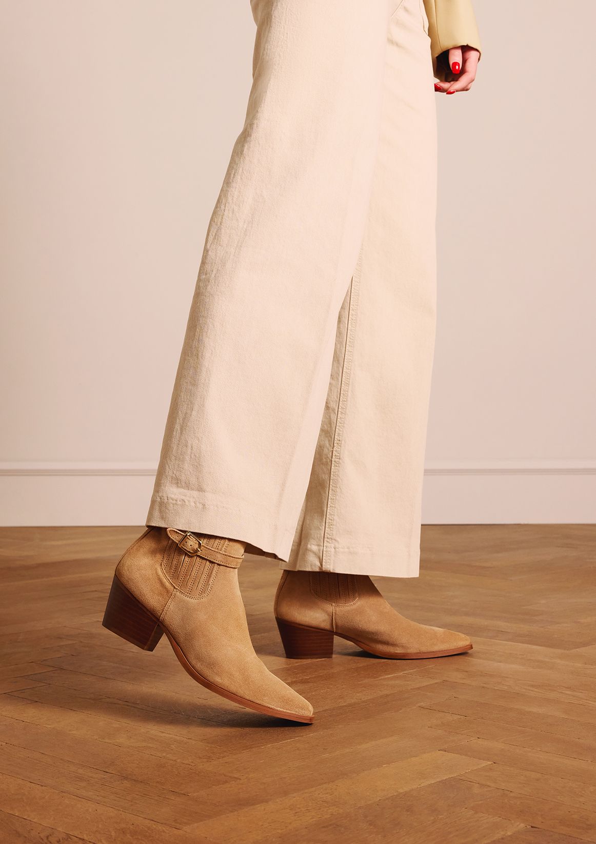 Beigefarbene Veloursleder-Stiefeletten mit Absatz