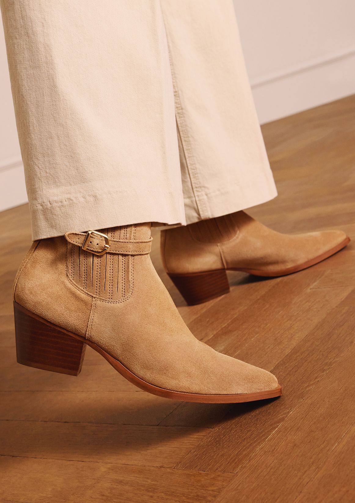 Beigefarbene Veloursleder-Stiefeletten mit Absatz