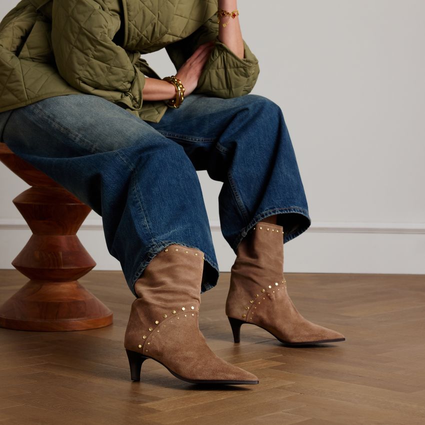 Beigefarbene Veloursleder-Stiefeletten mit Nieten