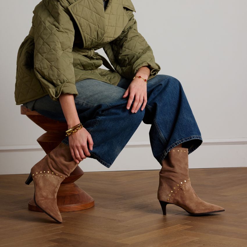 Beigefarbene Veloursleder-Stiefeletten mit Nieten