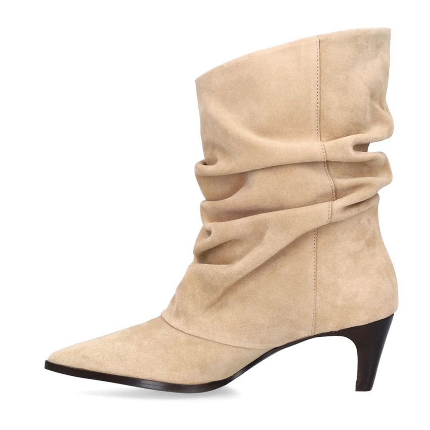Beigefarbene slouchy Boots aus Veloursleder mit Absatz