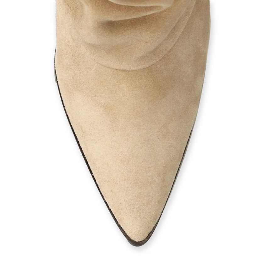 Beigefarbene slouchy Boots aus Veloursleder mit Absatz