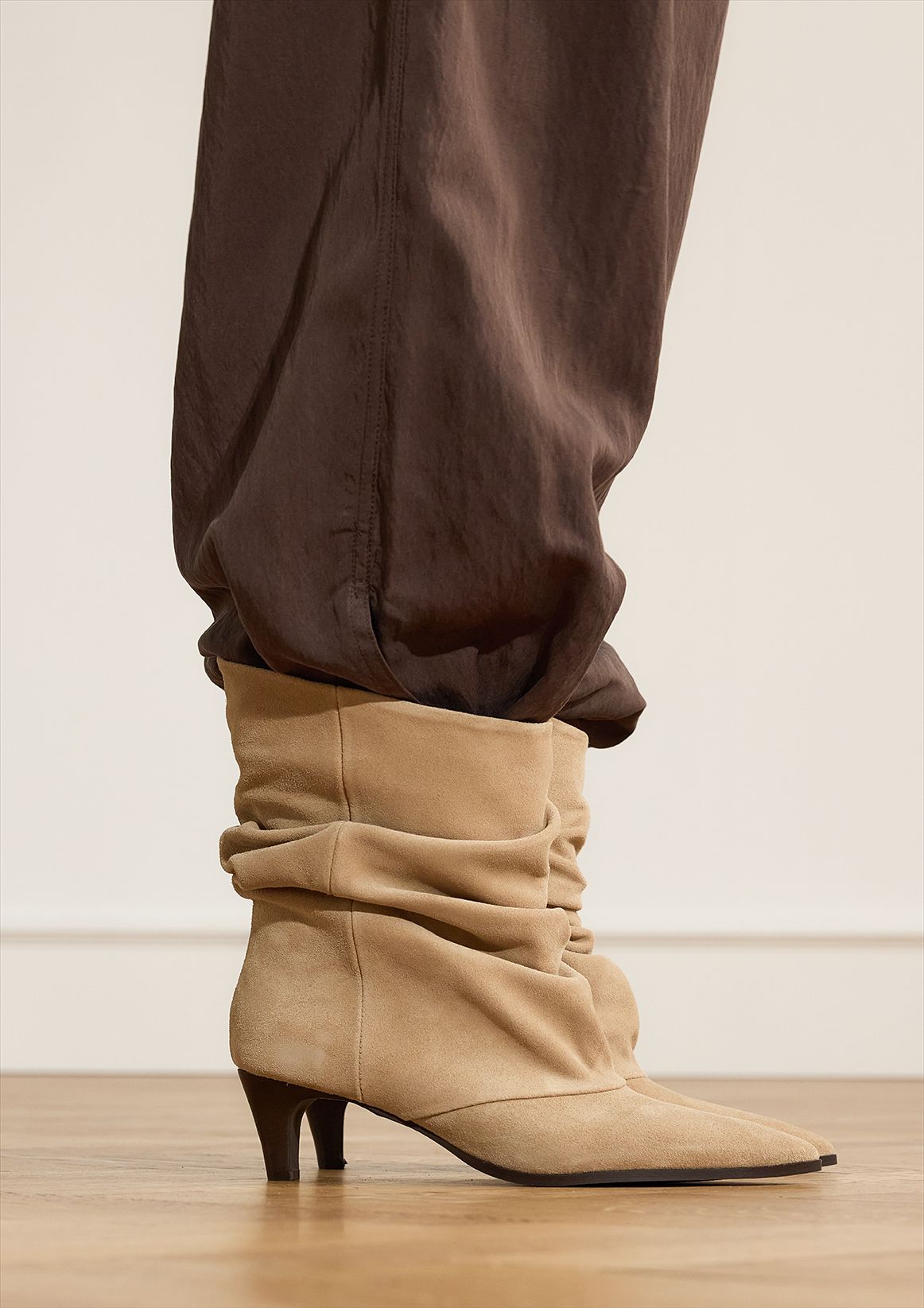 Beige suède slouchy enkellaarsjes met hak