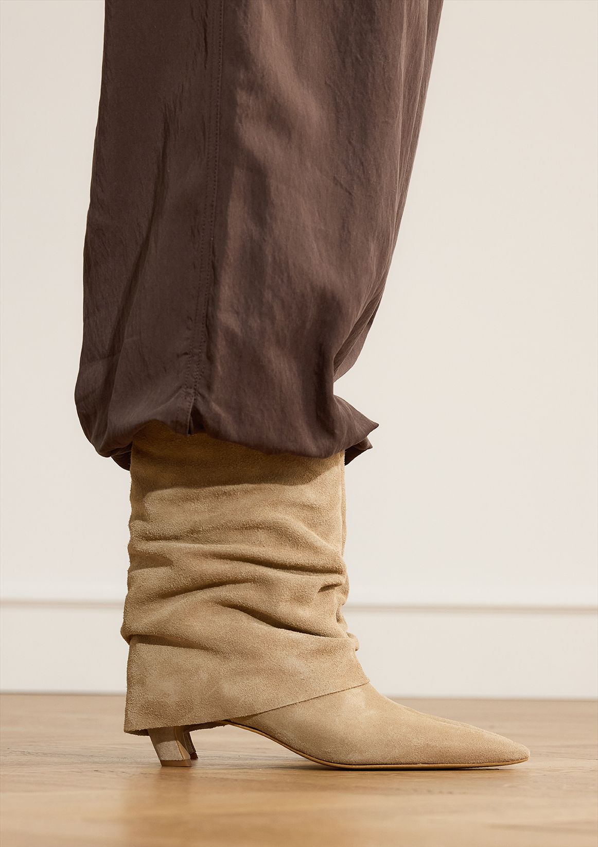 Beige suède enkellaarsjes met flap