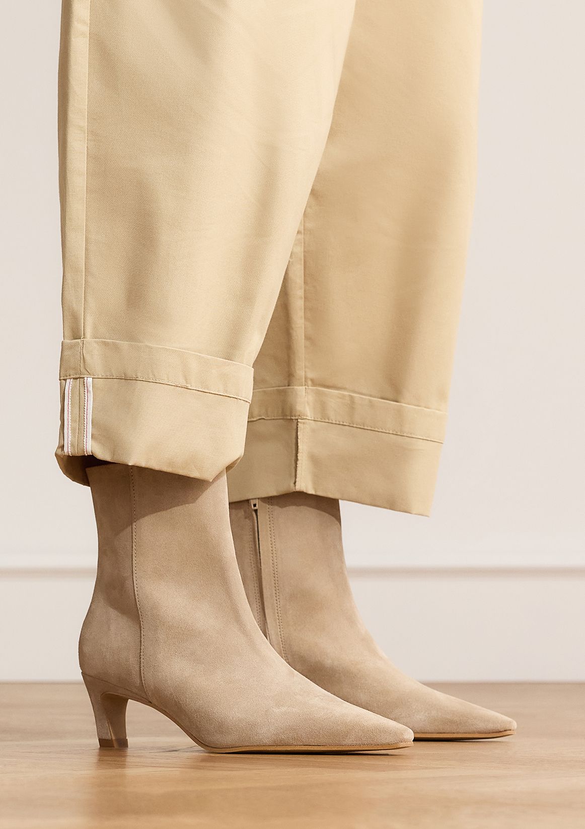Beige suède enkellaarsjes met hak