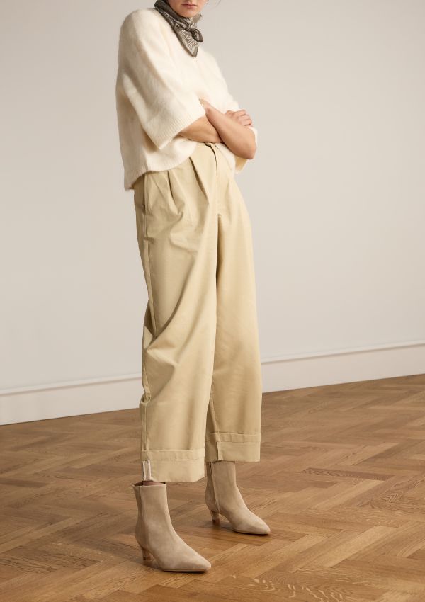 Beigefarbene Veloursleder-Stiefeletten mit Absatz