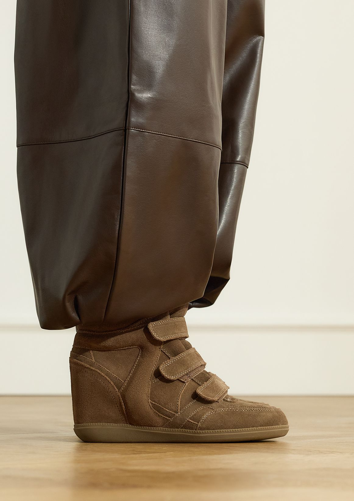 Taupe suède sneakers met sleehak