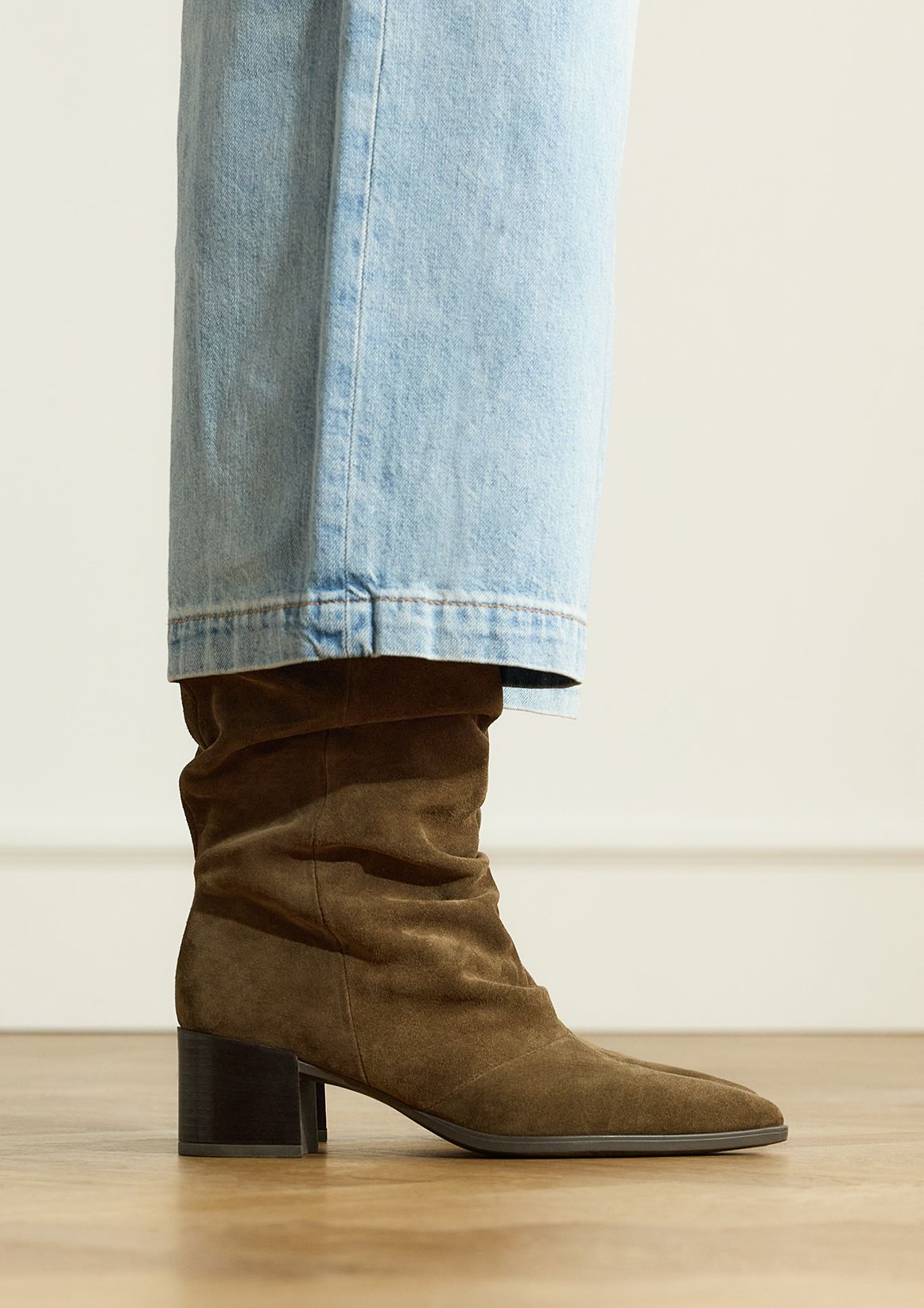 Taupe suède slouchy enkellaarsjes met hak
