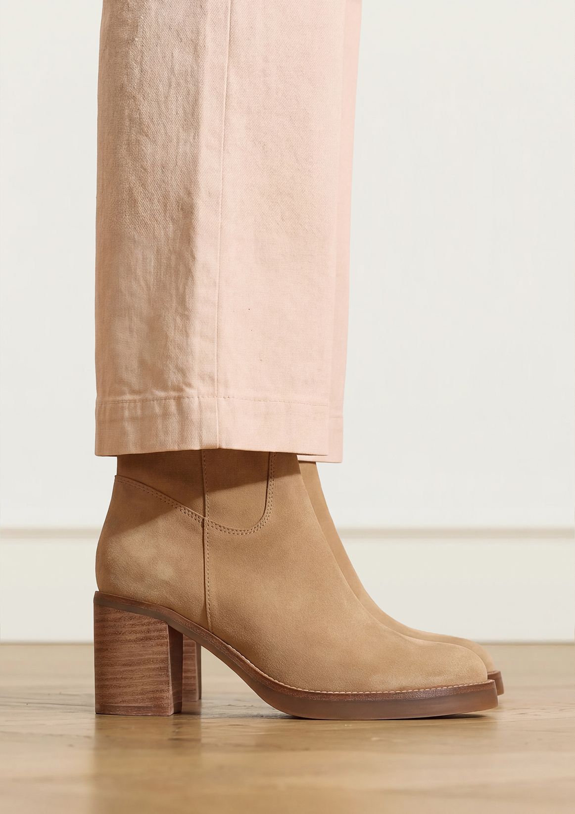 Beige suède enkellaarsjes