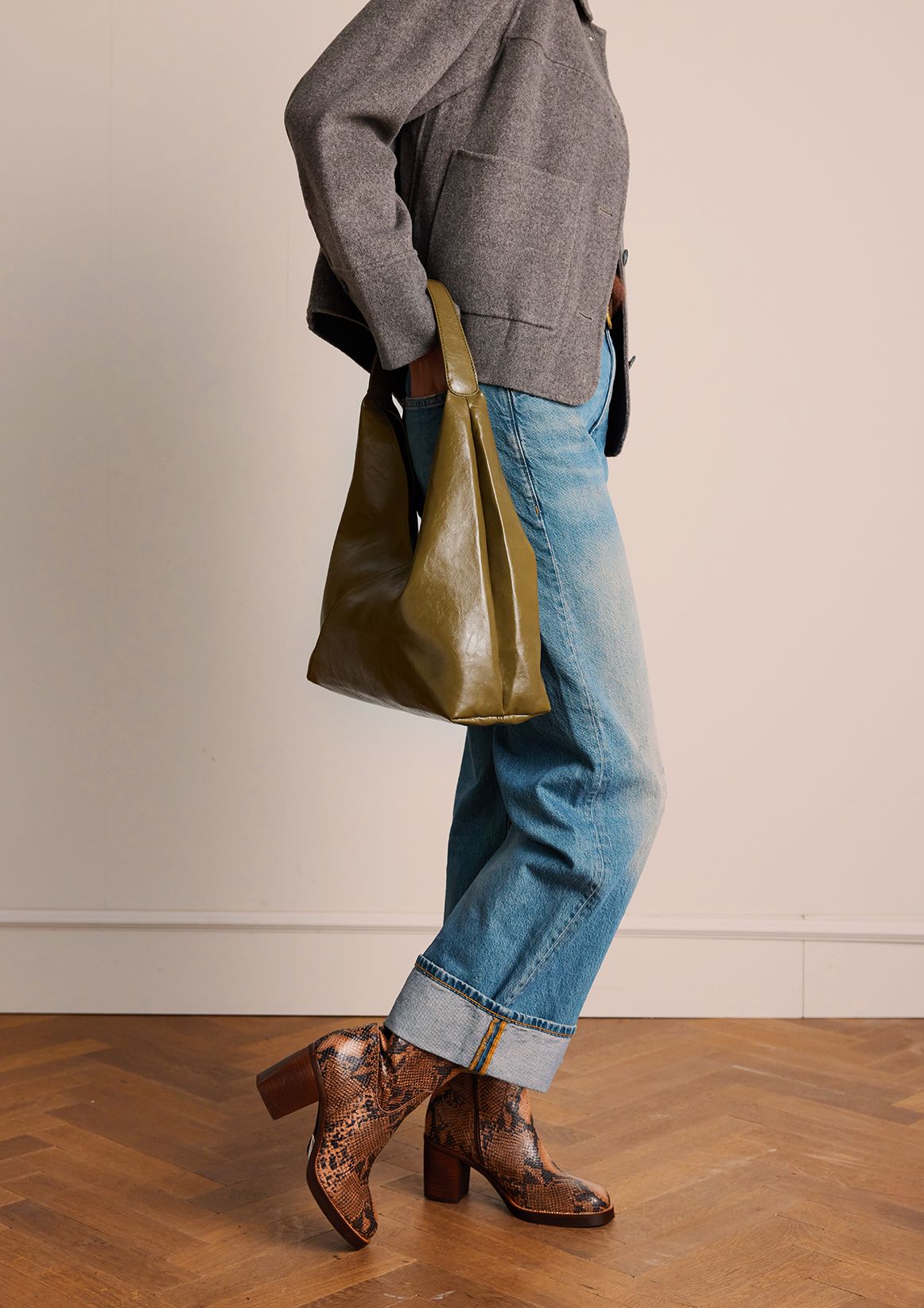 Taupe leren snakeprint enkellaarsjes met hak