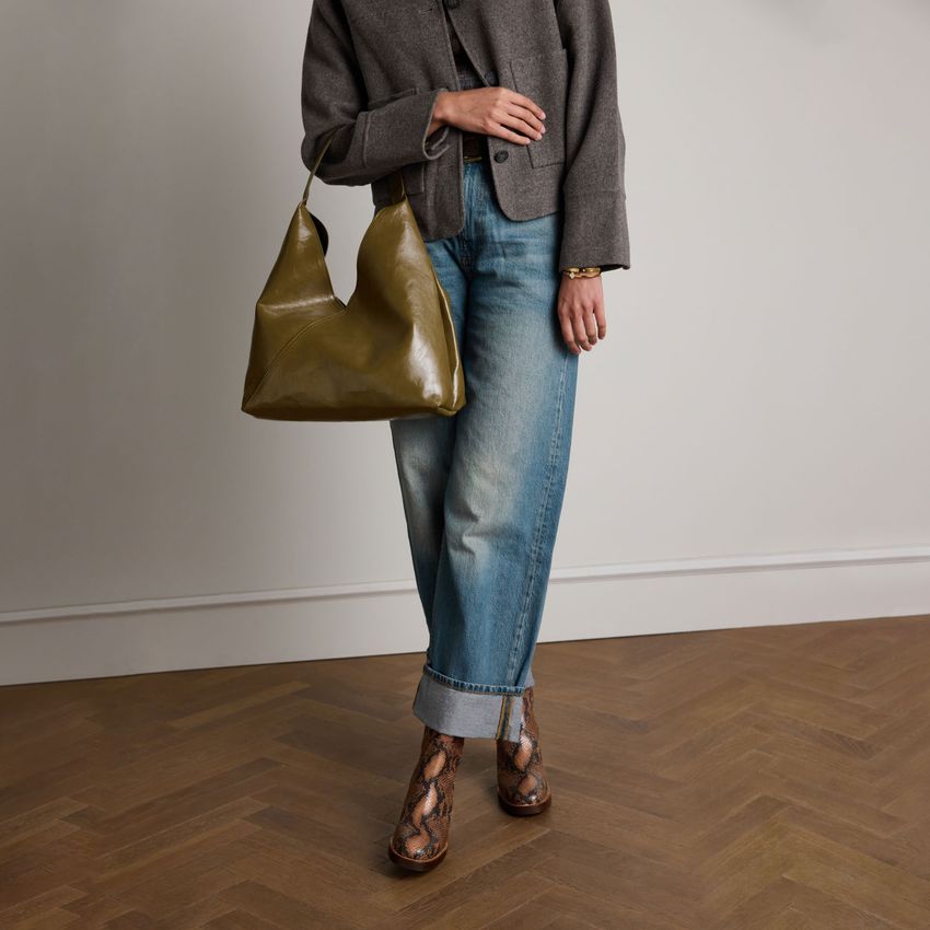 Taupefarbene Lederstiefeletten mit Absatz und Schlangenmuster