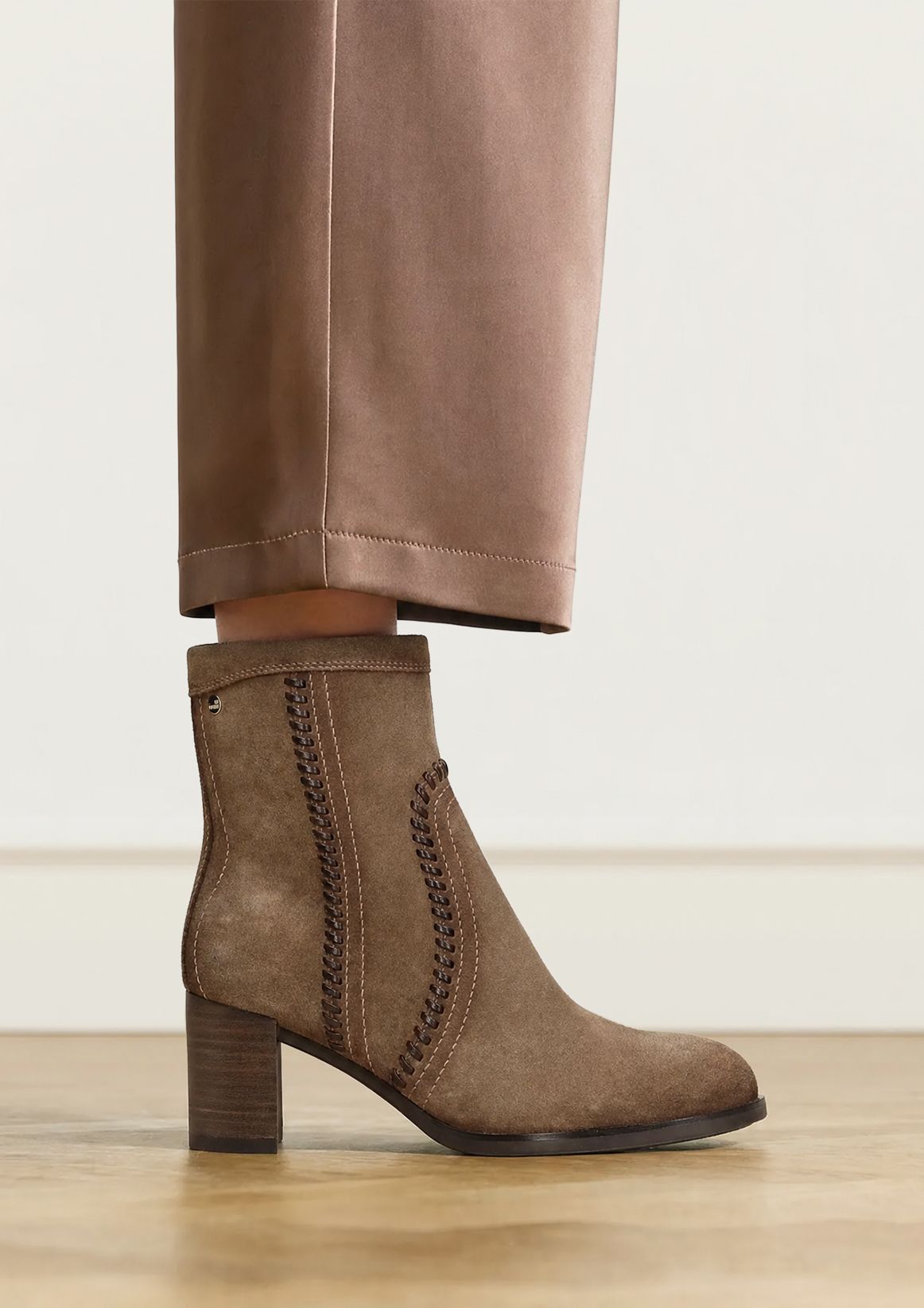 Cognacfarbene Veloursleder-Stiefeletten mit Absatz