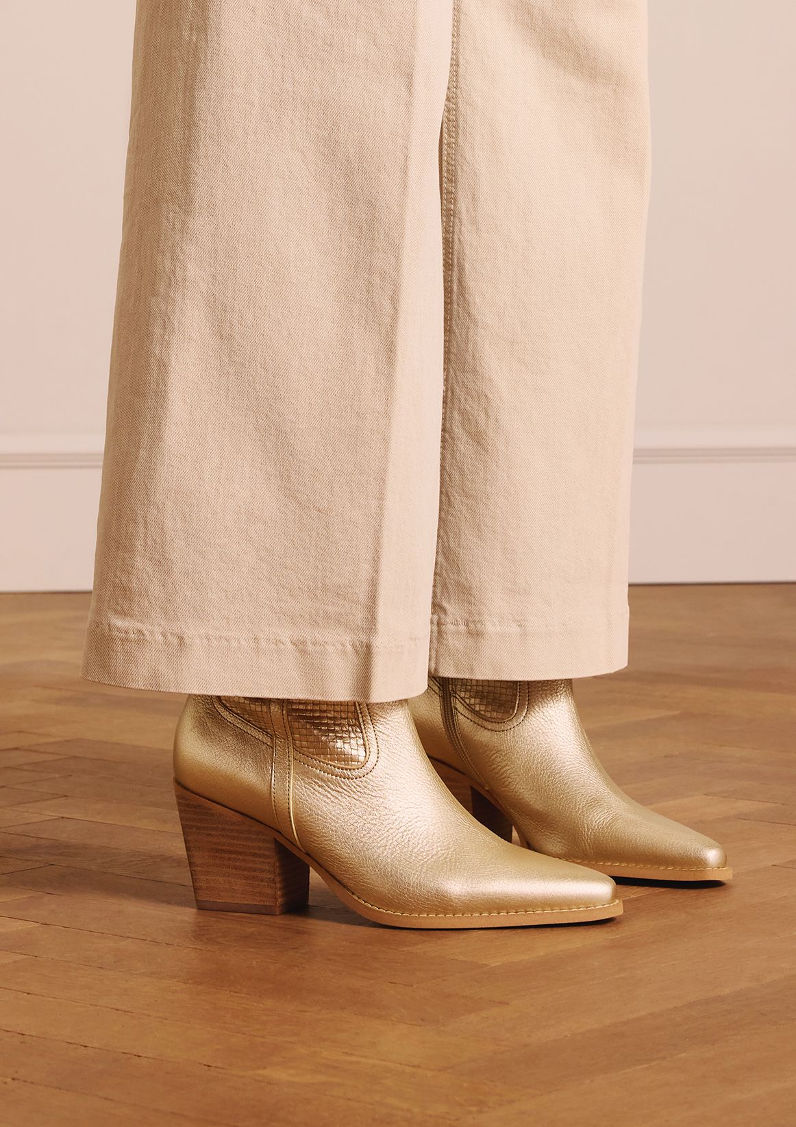 Goldfarbene Cowboystiefel aus Leder