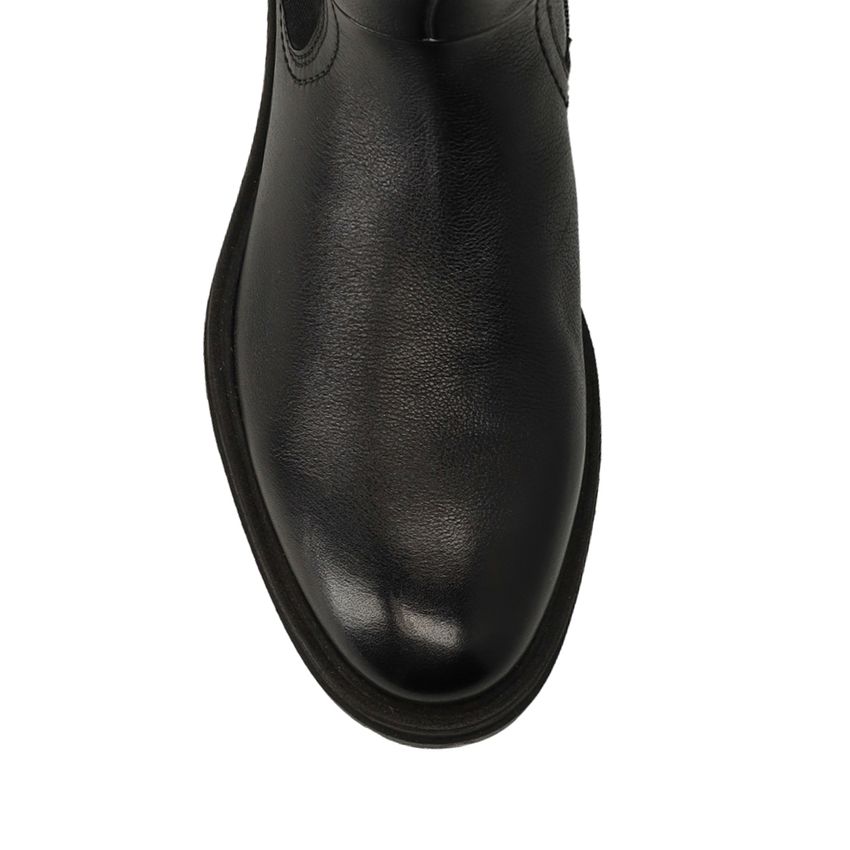 Schwarze Lederstiefel mit Elastikeinsatz