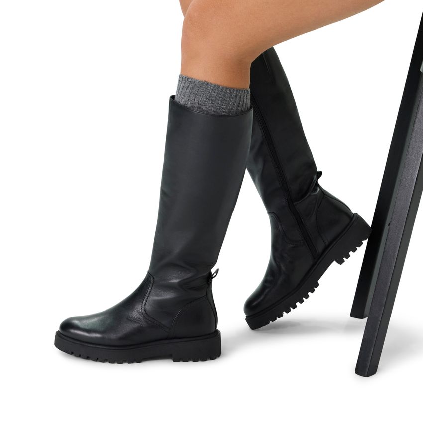 Flache schwarze Lederstiefel mit hohem Schaft