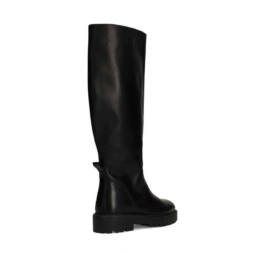 Schwarze Lederstiefel mit weitem Schaft
