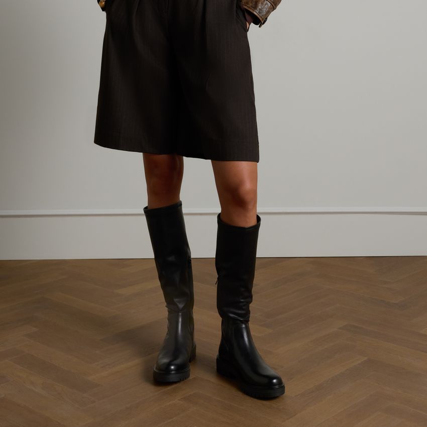 Schwarze Lederstiefel mit weitem Schaft
