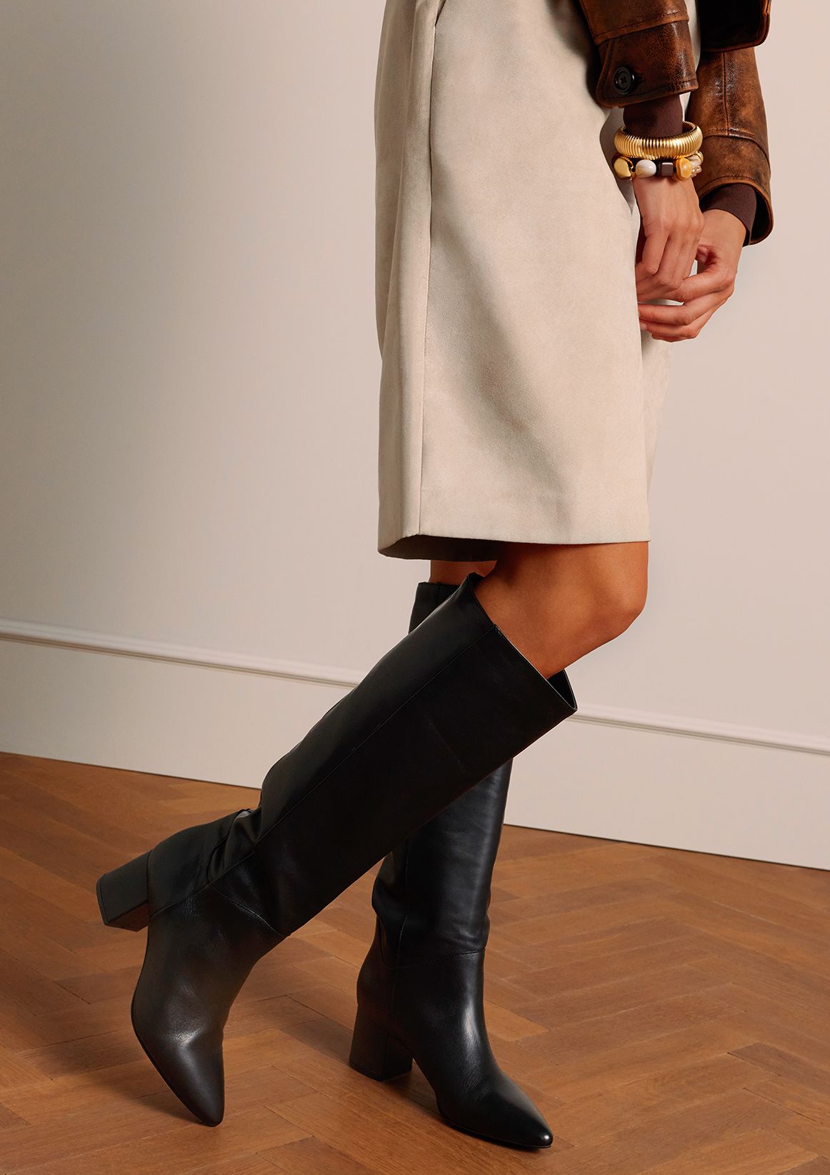 Schwarze Lederstiefel mit Absatz