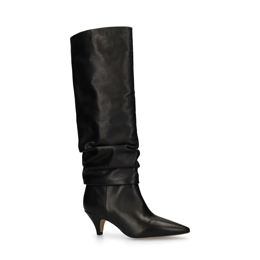 Schwarze Lederstiefel mit Kitten Heel