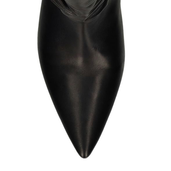 Schwarze Lederstiefel mit Kitten Heel