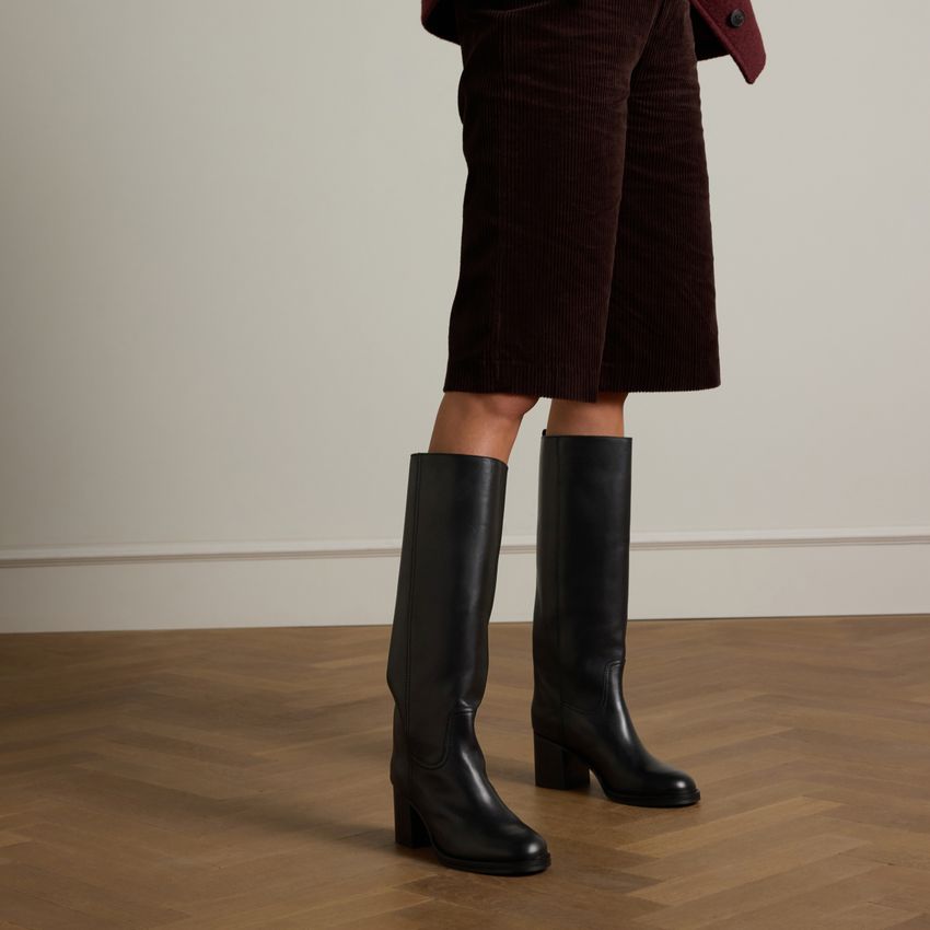 Schwarze Lederstiefel mit Absatz