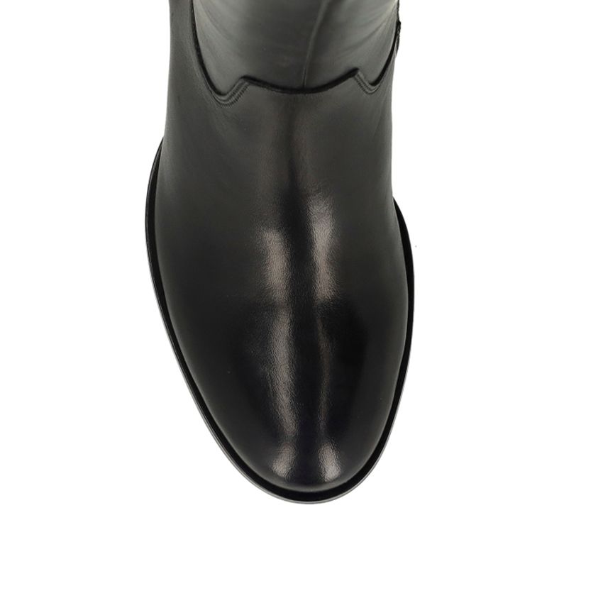 Schwarze Lederstiefel mit Absatz