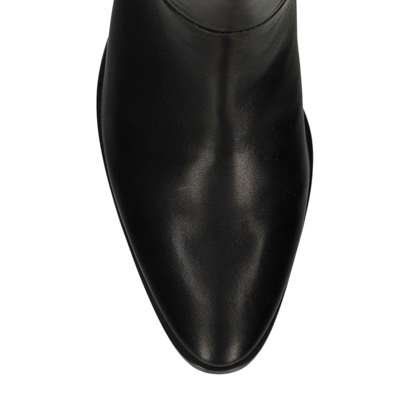 Schwarze Lederstiefel mit Absatz